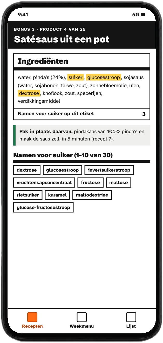 Een etiket van satésaus met de verstopte suikers gemarkeerd